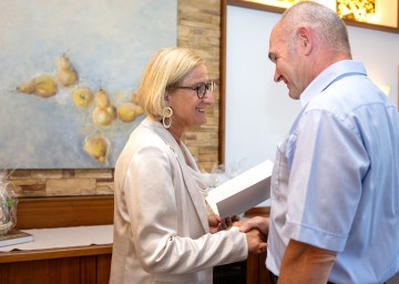 Landeshauptfrau Johanna Mikl-Leitner im Gespräch mit ehemaligen Gemeinderäten aus Wallsee-Sindelburg.