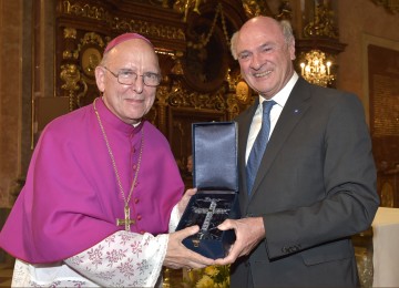 Landeshauptmann Dr. Erwin Pröll überreichte Diözesanbischof DDr. Klaus Küng als Geschenk das \"Kreuz des Lichts\".