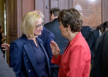 Landeshautfrau Johanna Mikl-Leitner im Gespräch mit Rektorin Univ.-Prof. Eva Schulev-Steindl beim Festakt zum 150. Gründungstag der Universität für Bodenkultur in Wien (v.l.n.r.)