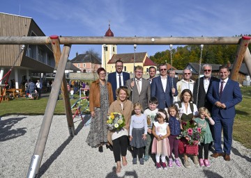 (v.l.n.r.): Kindergarteninspektorin Bettina Bacher, Architekt Christoph Österreicher, Landesrätin Christiane Teschl-Hofmeister, Bezirkshauptmann Markus Peham, Architekt Reinhard Litschauer, Bürgermeister Christian Laister, Vizebürgermeister Josef Maurer, Pater Martin Strauss, Kindergartenleiterin Gabriela Grünstäudl, Altbürgermeister Maximilian Igelsböck und Nationalratsabgeordneter Lukas Brandweiner mit Kindern des Kindergarten Etzen.