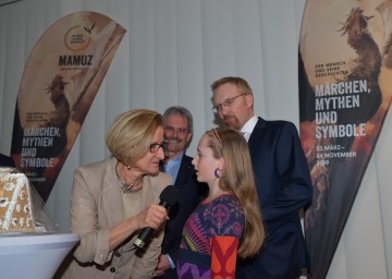 Landeshauptfrau Johanna Mikl-Leitner, Landtagspräsident Karl Wilfing, eine junge Besucherin und MAMUZ-Geschäftsführer Peter Fritz (v.l.n.r.) bei der Eröffnung der Ausstellung "Märchen, Mythen und Symbole" im MAMUZ in Mistelbach.