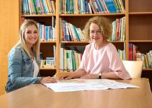 Bildungs-Landesrätin Christiane Teschl-Hofmeister bei der Begutachtung eines Ausbauplanes