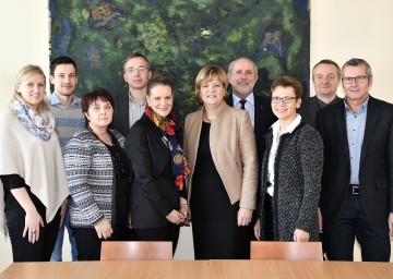 Beim Neujahrsempfang der Landwirtschaftlichen Koordinationsstelle: LAKO-Leiterin Mag. Kristina Mandl, Landesrätin Mag. Barbara Schwarz und Mag. Josef Staar (Leiter Schulabteilung beim Amt der NÖ Landesregierung) mit dem Team der LAKO. (Mitte, v.l.n.r.)