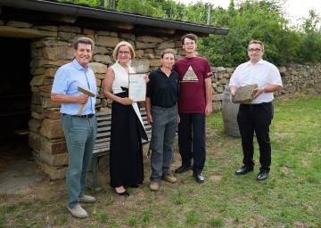 Von links nach rechts: Harald Leopold (Bürgermeister von Langenlois), Landeshauptfrau Johanna Mikl-Leitner, Elisabeth Hofbauer und Rainer Vogler, Gemeinderat Michael Jager 