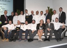 Landeshauptmann Dr. Erwin Pröll (sitzend, 2.v.r.), Erwin Goldfuss, Vorsitzender des \"wachau GOURMETfestival\" Board und Vinaria-Herausgeber (stehend, links), Bürgermeister Dr. Reinhard Resch (stehend, 3.v.r.) und Mag. Bernhard Schröder, Geschäftsführer des Donau Niederösterreich Tourismus (stehend, rechts), mit den Gastronomen des \"wachau GOURMETfestival\".