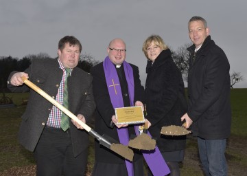 Spatenstich in Hofstetten-Grünau: Bürgermeister Arthur Rasch, Pater Mag. Leonhard Maria Obex, Sozial-Landesrätin Mag. Barbara Schwarz und Roland Hammerschmid, Geschäftsführer Emmausgemeinschaft St. Pölten, mit dem vom Papst gesegneten Grundstein für die neue Einrichtung. (v.l.n.r.)