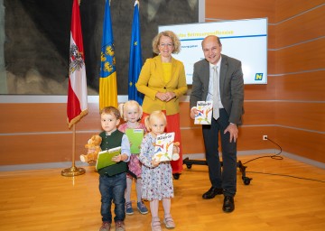 Land setzt Maßnahmen-Paket um: Landesrätin Christiane Teschl-Hofmeister und NÖ Gemeindebund-Präsident Johannes Pressl informierten in St. Pölten bei einer Pressekonferenz. 