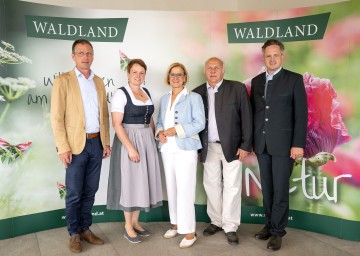 Eröffnung Waldland Vielfalter-Sommerfest in Friedersbach: Waldland-Geschäftsführer Franz Tiefenbacher, Landwirtschaftskammer-Vizepräsidentin Andrea Wagner, Landeshauptfrau Johanna Mikl-Leitner, Waldland-Obmann Robert Haidl und Landwirtschaftskammer NÖ Präsident Johannes Schmuckenschlager (v.l.n.r.)