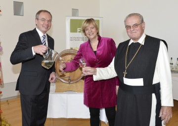 Landesrat Dr. Stephan Pernkopf, Landesrätin Mag. Barbara Schwarz und Abt Wolfgang Wiedermann beim Verkosten des Jungweins.