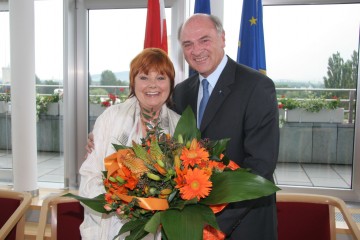 Landeshauptmann Dr. Erwin Pröll gratulierte der großartigen Schauspielerin, Regisseurin und Intendantin Prof. Elfriede Ott zum 80. Geburtstag. 