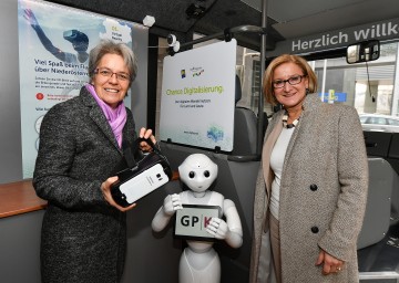 Technologie-Landesrätin Petra Bohuslav und Landeshauptfrau Johanna Mikl-Leitner bei der Besichtigung des neuen Bus zum Thema Digitalisierung (v.l.n.r.)