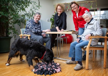 Im Bild von links nach rechts: Therapiehund Holly, Bewohner Christian Schudi, Landesrätin Christiane Teschl Hofmeister, Hundebesitzerin Marianne Franz und Bewohnerin Wilhelmine Krajnik 