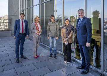 Von links nach rechts: AMS NÖ-Geschäftsführer Sven Hergovich, Landeshauptfrau Johanna Mikl-Leitner, Teilnehmer Thomas Neuninger, Teilnehmerin Zainab Alawi, Landesrat Martin Eichtinger.