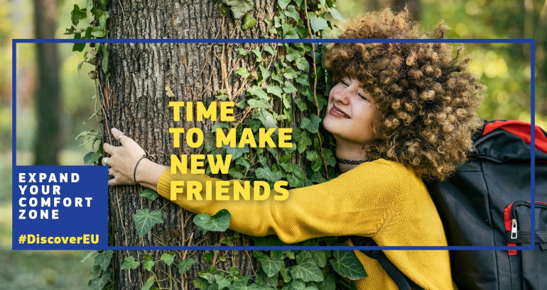 Sujet der Initiative: Eine junge rau umarmt einen Baum. Schriftzug: Time to make friends