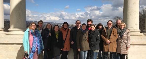 Gruppenfoto der Teammitglieder, außen auf einer Wiese