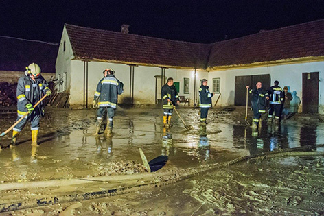 Aufräumarbeiten der Feuerwehr