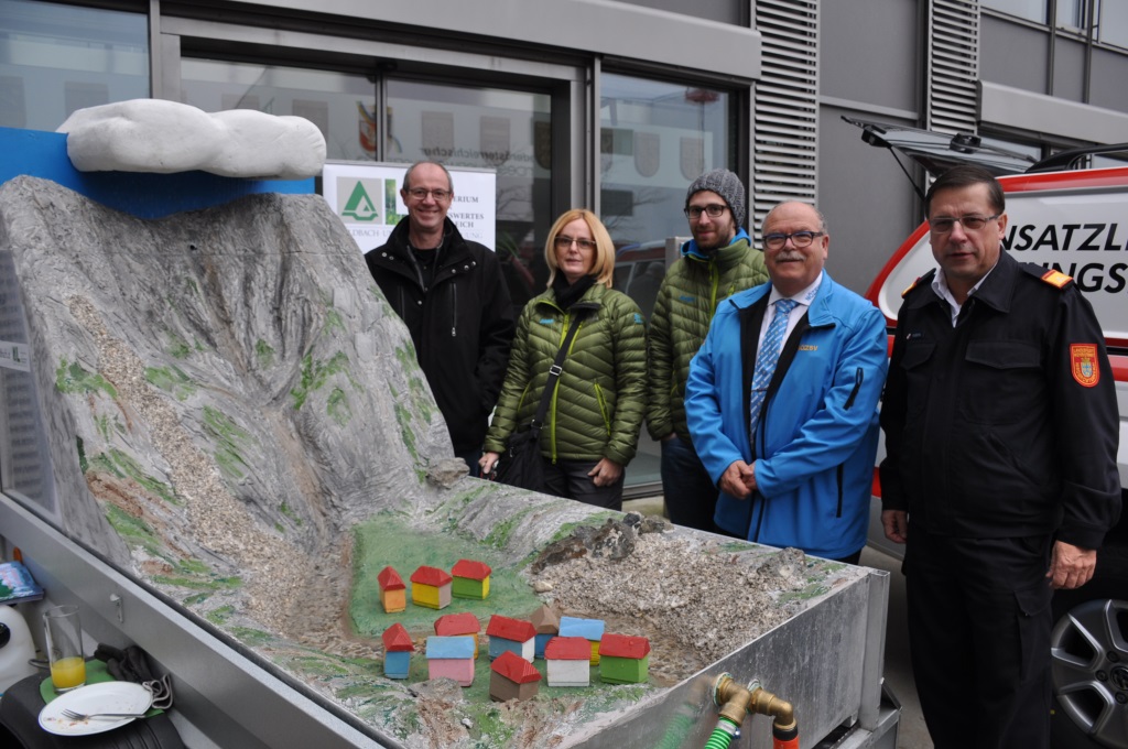 Demonstration anhand eines Wildbachmodells der Gefahren bei Starkregen