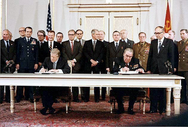 Jimmy Carter und Leonid I. Brežnev bei der Unterzeichnung des SALT II-Vertrages in Wien 1979