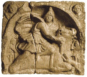 Kalksteinrelief, frühes 3. Jh. n. Chr., Mithras tötet den Stier