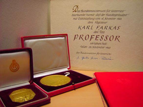 Ehrenmedaille und Urkunde über Verleihung des Titels Professor