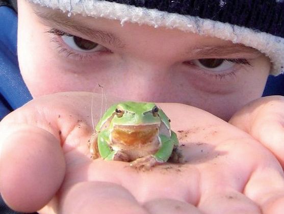 Kid mit Frosch