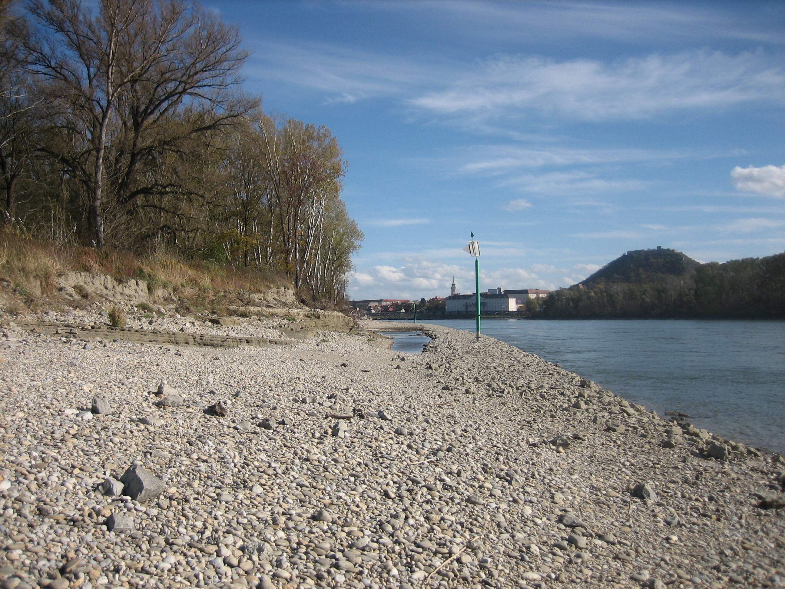 Donauufer Ufer gegenüber Hainburg