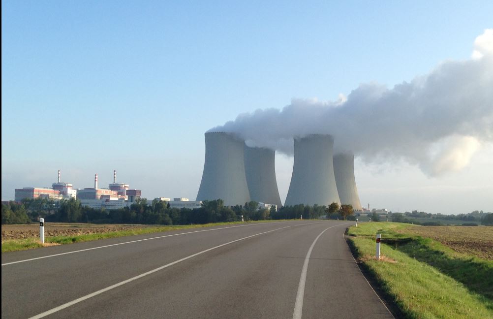 Qualmende Kühltürme eines Kernkraftwerkes